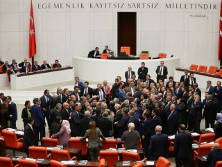 Meclis’te milletvekilleri birbirine girdi