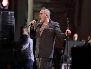 Tacizcileri savunan şarkıcıya eleştiri yağmuru