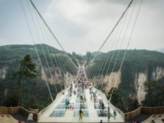 Çin’de dünyanın en uzun cam köprüsü ziyaretçiye açıldı