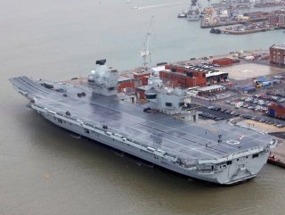 İngiltere’nin yeni uçak gemisi su alıyor