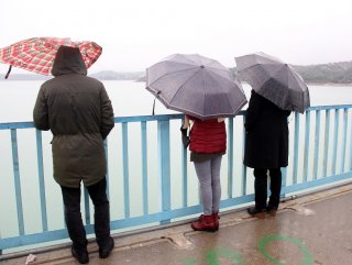 4 gündür bulunamayan kardeşlerini göl kenarında bekliyorl