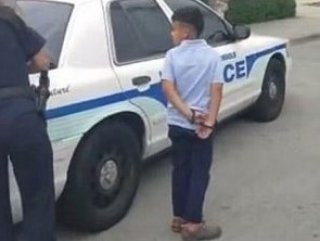 7 yaşındaki çocuğa kelepçe takan ABD polisi