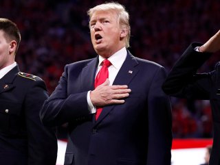 ABD ulusal marşını okurken zorlanan Trump’a tepki