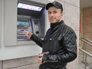 ATM’de şifresi girilmiş unutulan kartı teslim etti