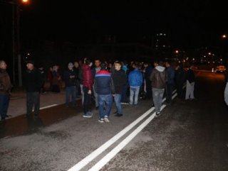 Adana&rsquo;da elektrikler kesildi halk sokağı kapattı