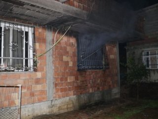 Adana&rsquo;da husumetli olduğu kişinin evini benzin döküp yaktı
