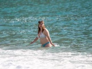 Alanya’da tatilciler denize girip güneşlendi