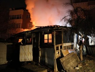 Ankara&rsquo;da çıkan yangında mahalleliyi sokağa döktü