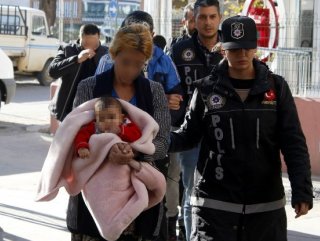 Antalya’da kundaktaki bebekle uyuşturucu ticareti