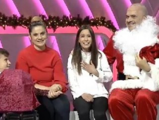 Arnavutluk Başbakanı Noel Baba kılığına girdi
