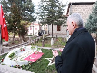 Başbakan, Muhsin Yazıcıoğlu’nun kabrini ziyaret etti
