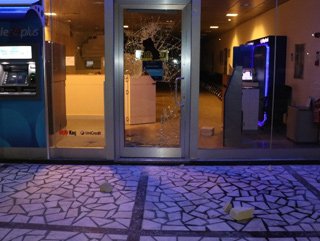 Camı taşla kırıp içeri girdi &rsquo;Banka benim&rsquo; dedi