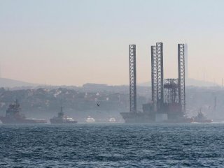 Dev petrol platformu İstanbul Boğazı’ndan geçti