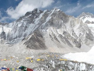 Everest’e yalnız tırmanmak yasaklandı