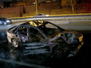 Fatih’te polis aracına çarpan otomobil yandı