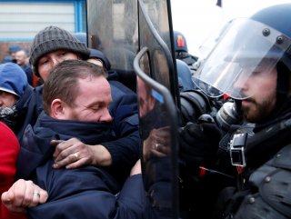Fransa’da grevdeki gardiyanlara polisler müdahale etti