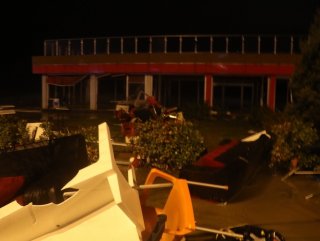 Fırtına Zonguldak’ta bir kafeyi yıktı