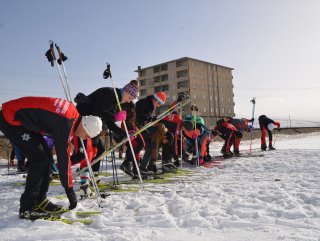 Hakkari’de kayak sporu ilgi görüyor