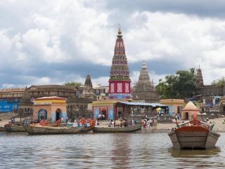 Hindistan’da yolcu otobüsü nehre uçtu: 13 ölü