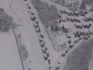 Japonya’da yoğun kar yağışı 100 aracı esir aldı