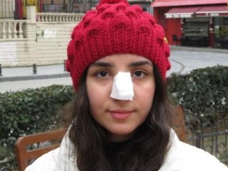 Kadıköy’de genç kıza yumruklu saldırı