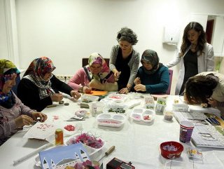 Kanserli kadınlara el sanatlarıyla terapi