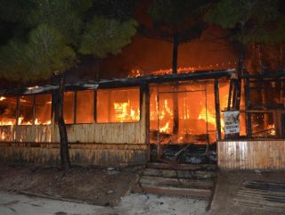 Karabük’te ahşap restoran yangında kül oldu