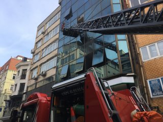 Karaköy’de bir iş merkezinde yangın çıkıtı