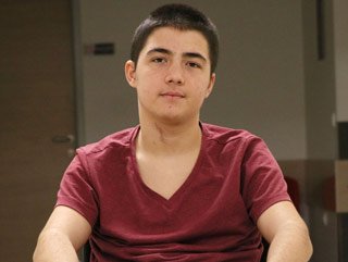Kötü şaka sonucu felç olan genç yeniden yürümek istiyor