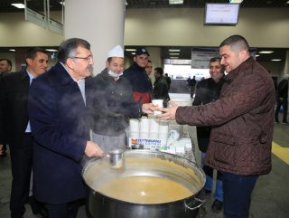 Marmaray yolcularına çorba ikramı