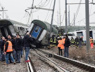Milano’da tren raydan çıktı: 2 ölü