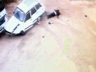 Otomobilini çalıştırmak isterken şantiyeye girdi