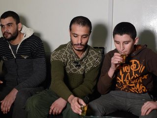 PYD’nin zorla silah altına aldığı gençler ÖSO’ya sığındı