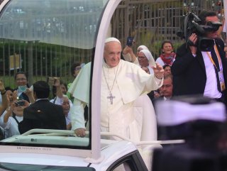Papa’yı koruyan kadın polis attan düştü
