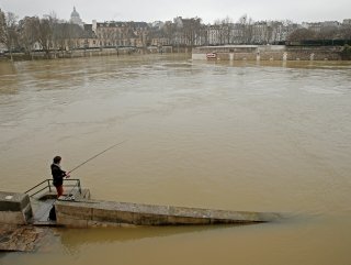 Paris’te şiddetli yağışlar etkili oldu