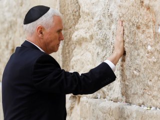 Pence Ağlama Duvarı’nı ziyaret etti