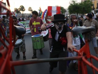 Peru’dan karnaval tadındaki protesto