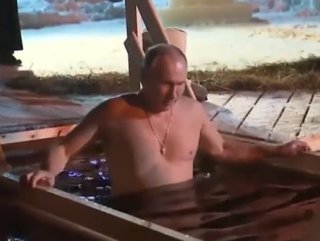 Putin günahlarından arınmak için buzlu suya girdi