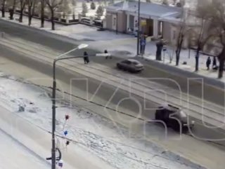 Rusya’da karşıdan karşıya geçen kıza araba çarptı