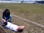 Sakatlanan futbolcu saha kenarında ambulans bekledi