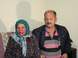 Su ikram eden yaşlı kadını dövüp gasbettiler