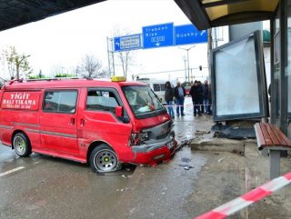 Trabzon’da midibüs durakta bekleyenlere çarptı