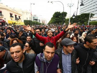 Tunus’ta binlerce kişi sokağa indi