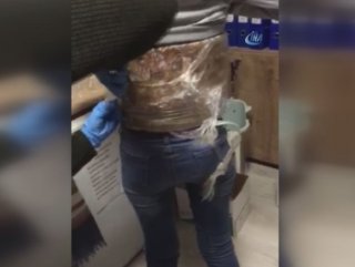 Vücuduna 2 kilo 800 gram esrar sarılı kadın yolcu gözaltı