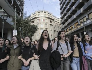 Yunanistan’da yeni kemer sıkma önlemleri meclisten geçti