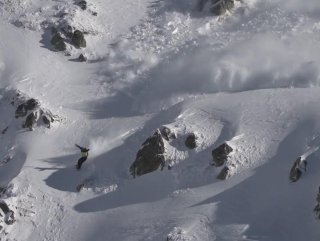 Çığdan son anda kurtulan snowboardcu