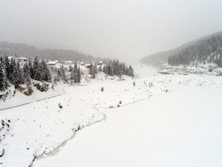 İki ilin sınırında bulunan gölet dondu