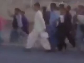 İran’da çocuklar sokağa sürüldü