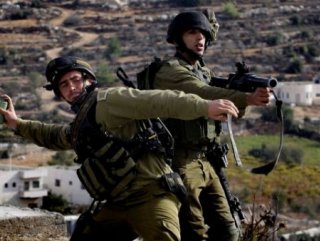 İsrail askerleri 4 Filistinliyi gözaltına aldı