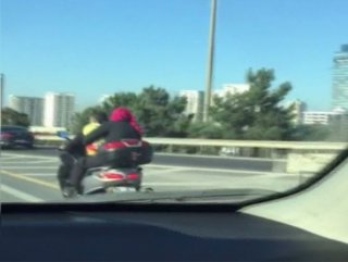 İstanbul’da motosiklete bebeğiyle binen çift kamerada